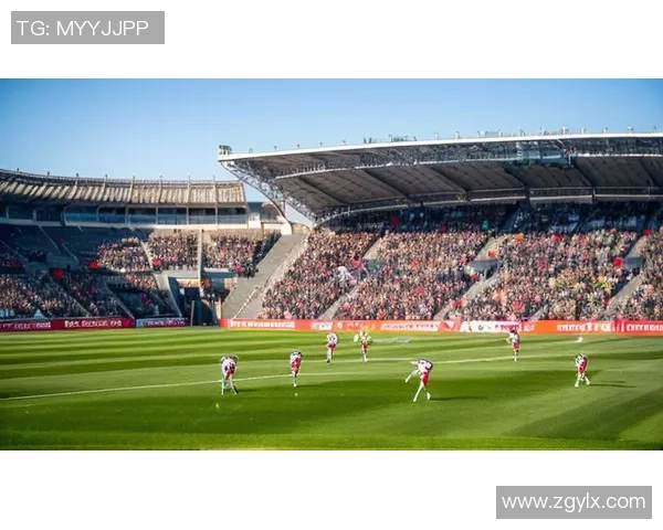 追光而行的背影记录绿茵场上不屈的足球灵魂